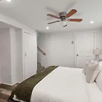 Corner Rowhome With Parking Sleeps 8