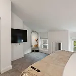 Corner Rowhome With Parking Sleeps 8