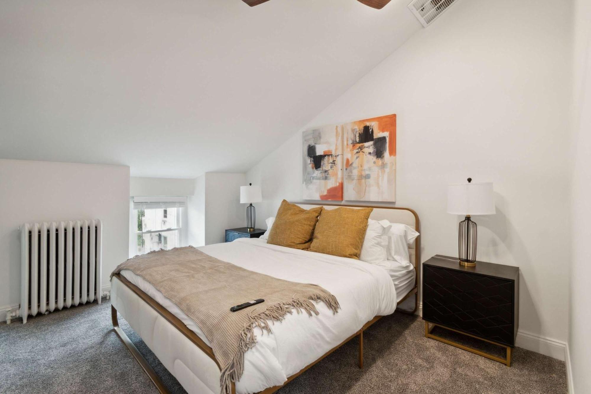 Corner Rowhome With Parking Sleeps 8