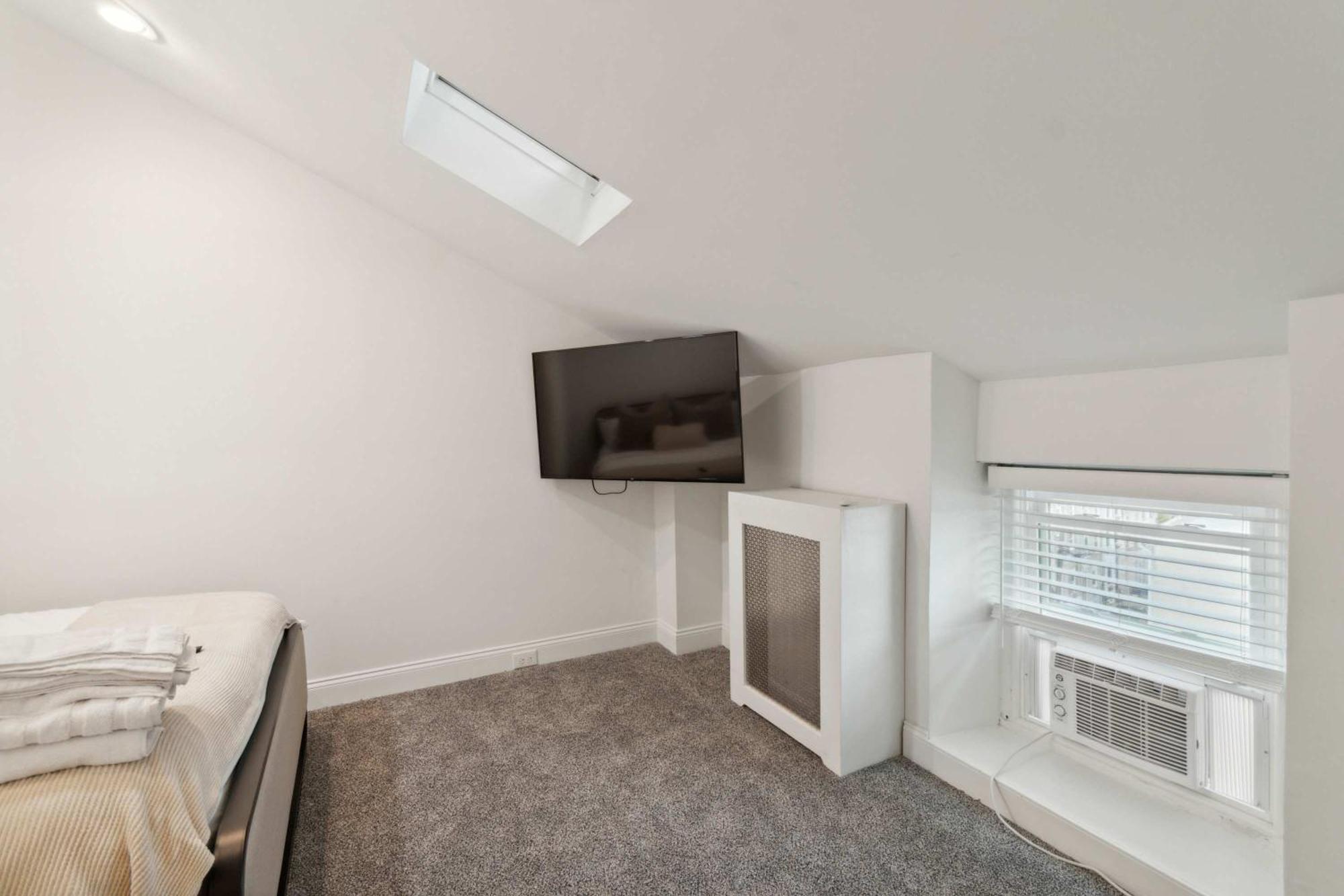 Corner Rowhome With Parking Sleeps 8 Holiday home