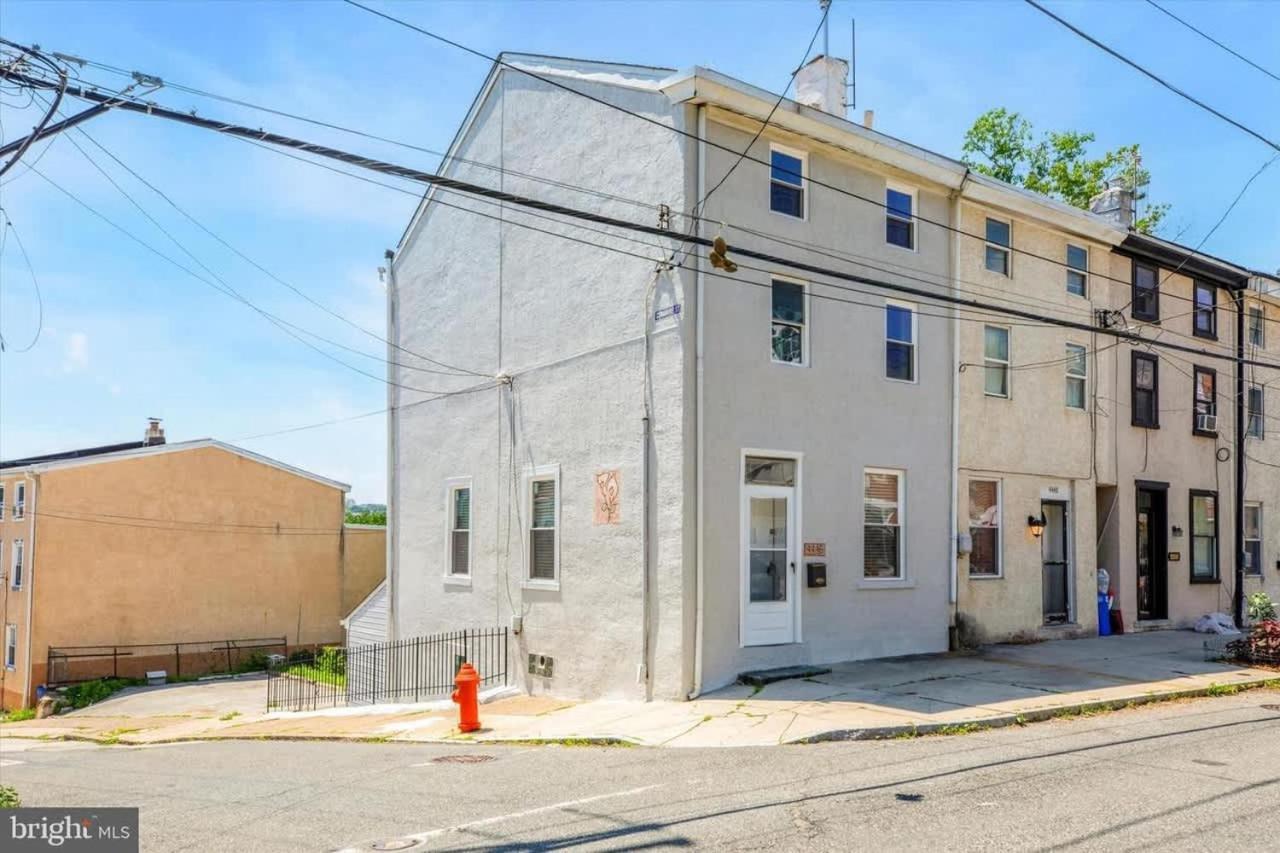 Corner Rowhome With Parking Sleeps 8 Holiday home Bala Cynwyd