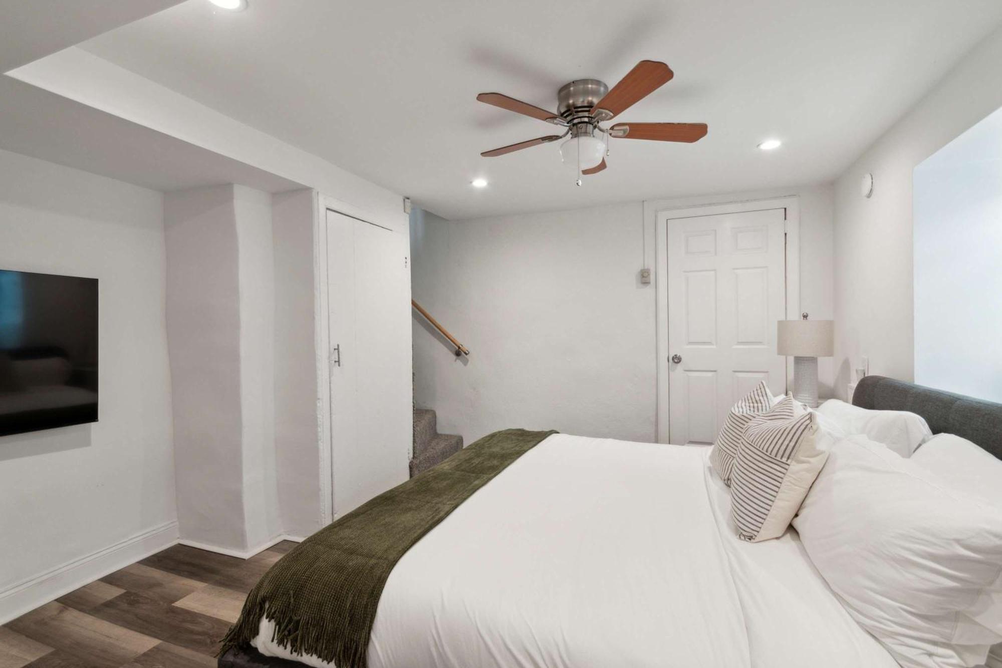 Corner Rowhome With Parking Sleeps 8 *