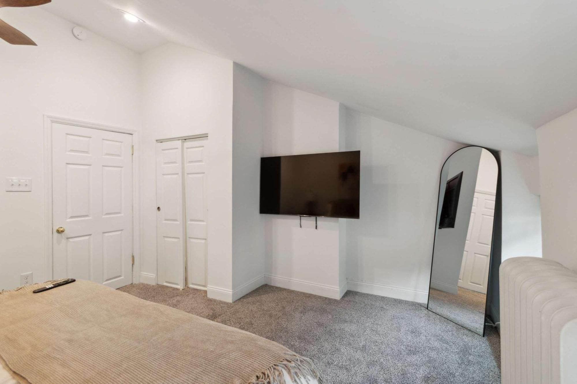 Corner Rowhome With Parking Sleeps 8 Holiday home *