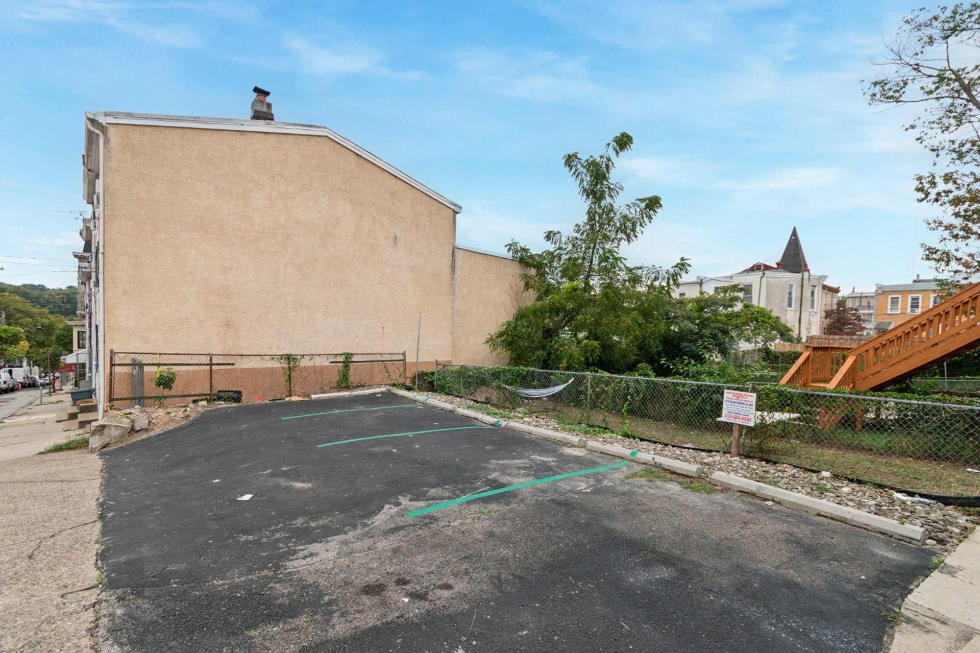Corner Rowhome With Parking Sleeps 8 Holiday home Bala Cynwyd