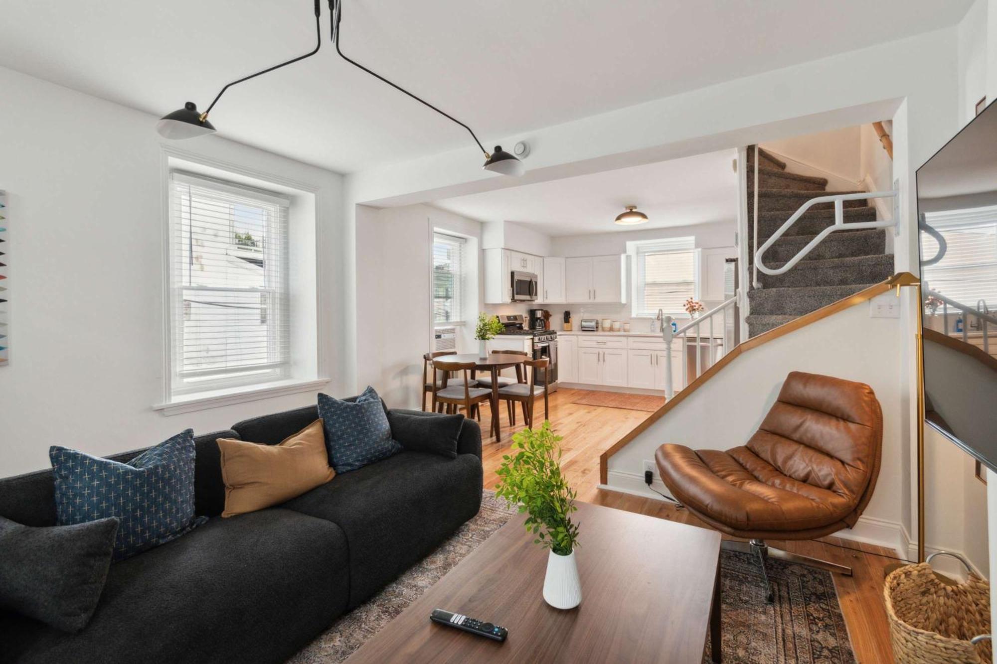 Corner Rowhome With Parking Sleeps 8 Holiday home *