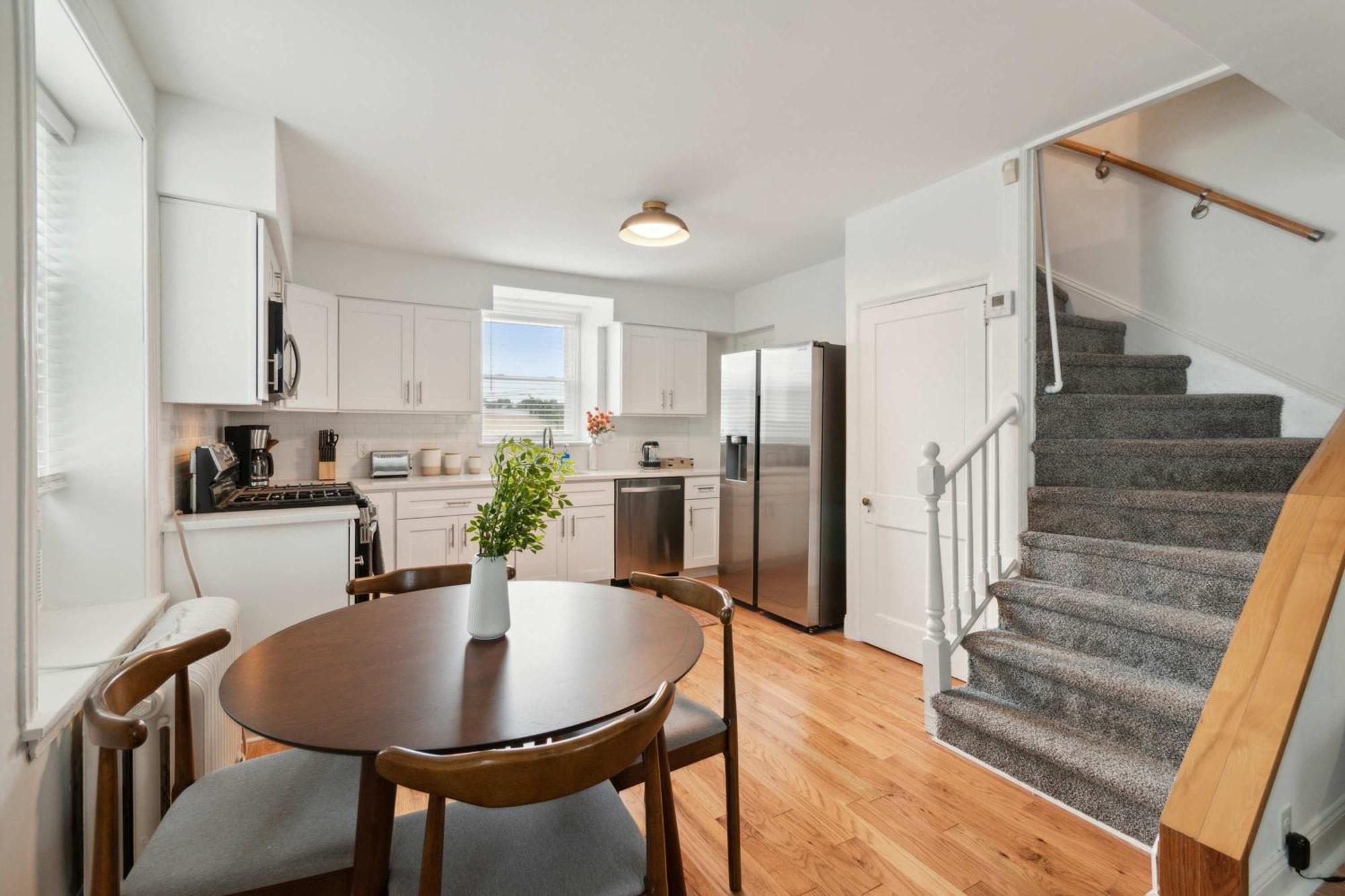 Corner Rowhome With Parking Sleeps 8 Holiday home
