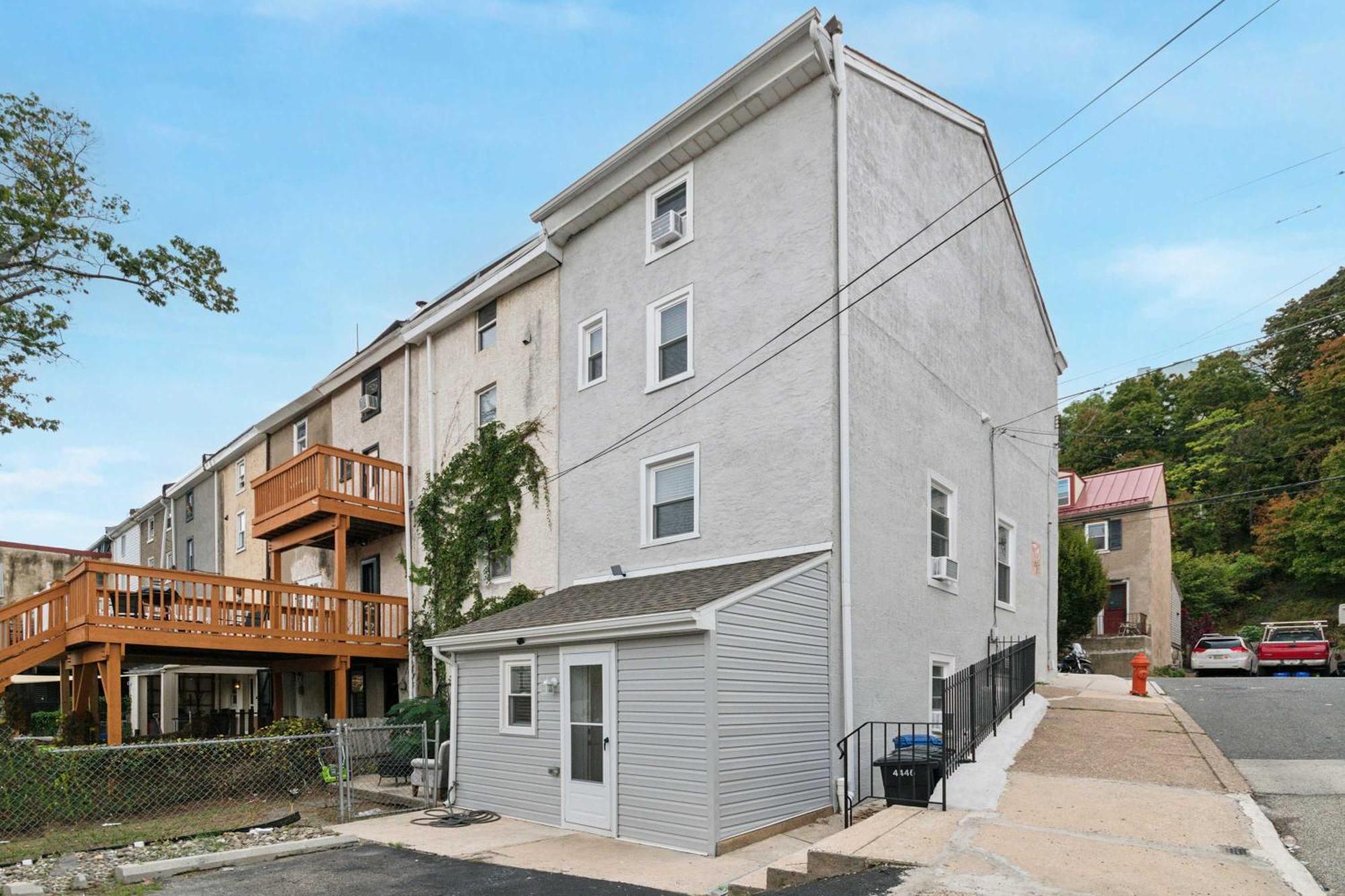 Corner Rowhome With Parking Sleeps 8 *