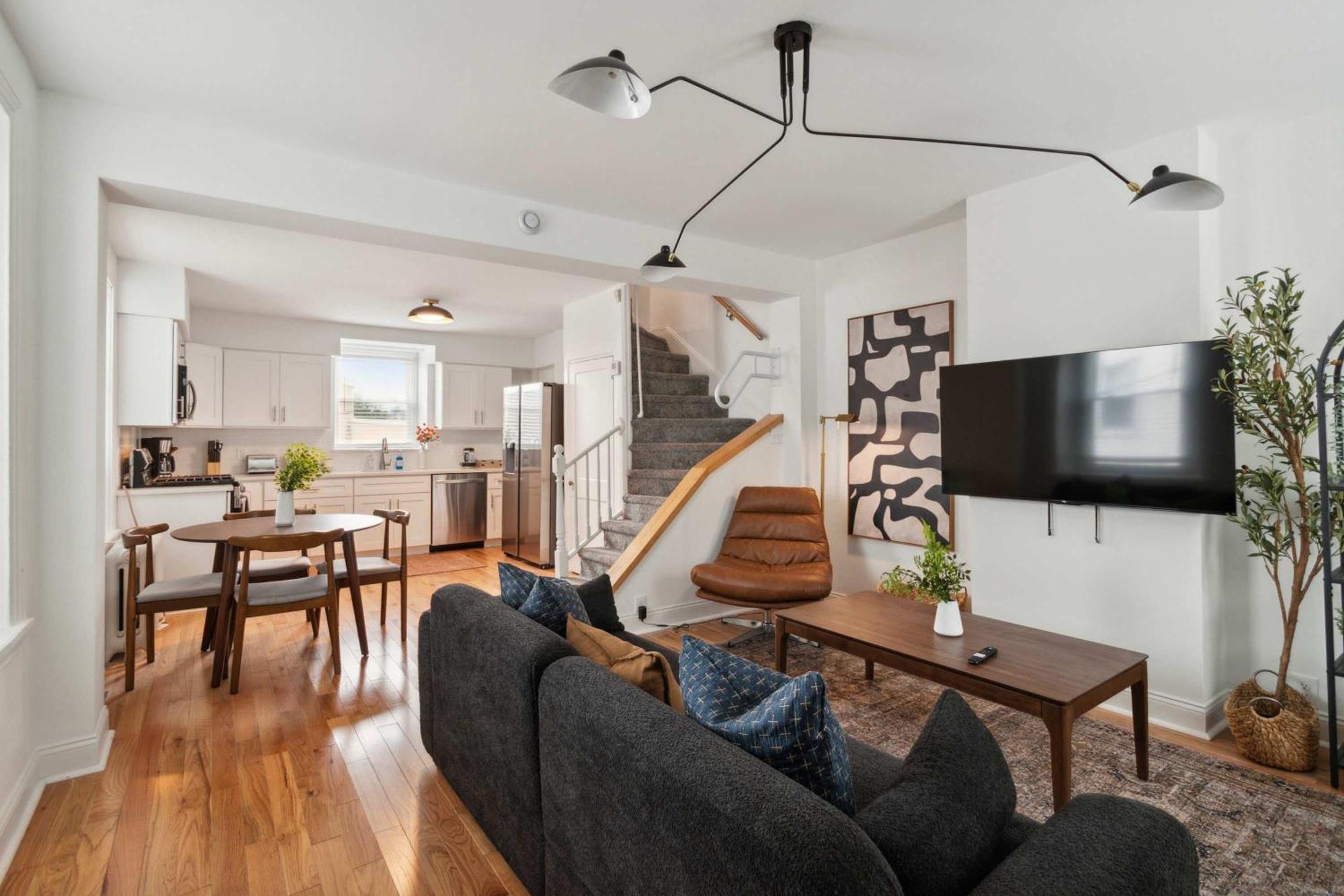 Corner Rowhome With Parking Sleeps 8 Holiday home