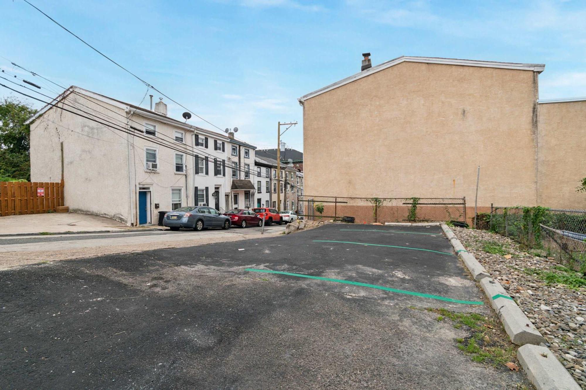 Corner Rowhome With Parking Sleeps 8 Bala Cynwyd